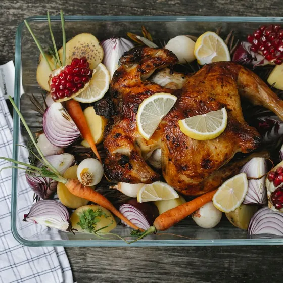 Pollo asado al horno con limón y granada