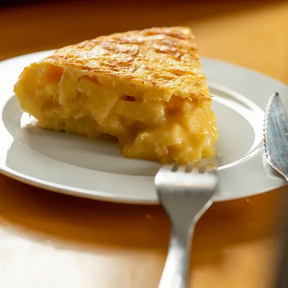 Porción de tortilla de patatas jugosa